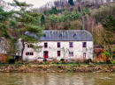 Photo d'une maison sur la rivière.